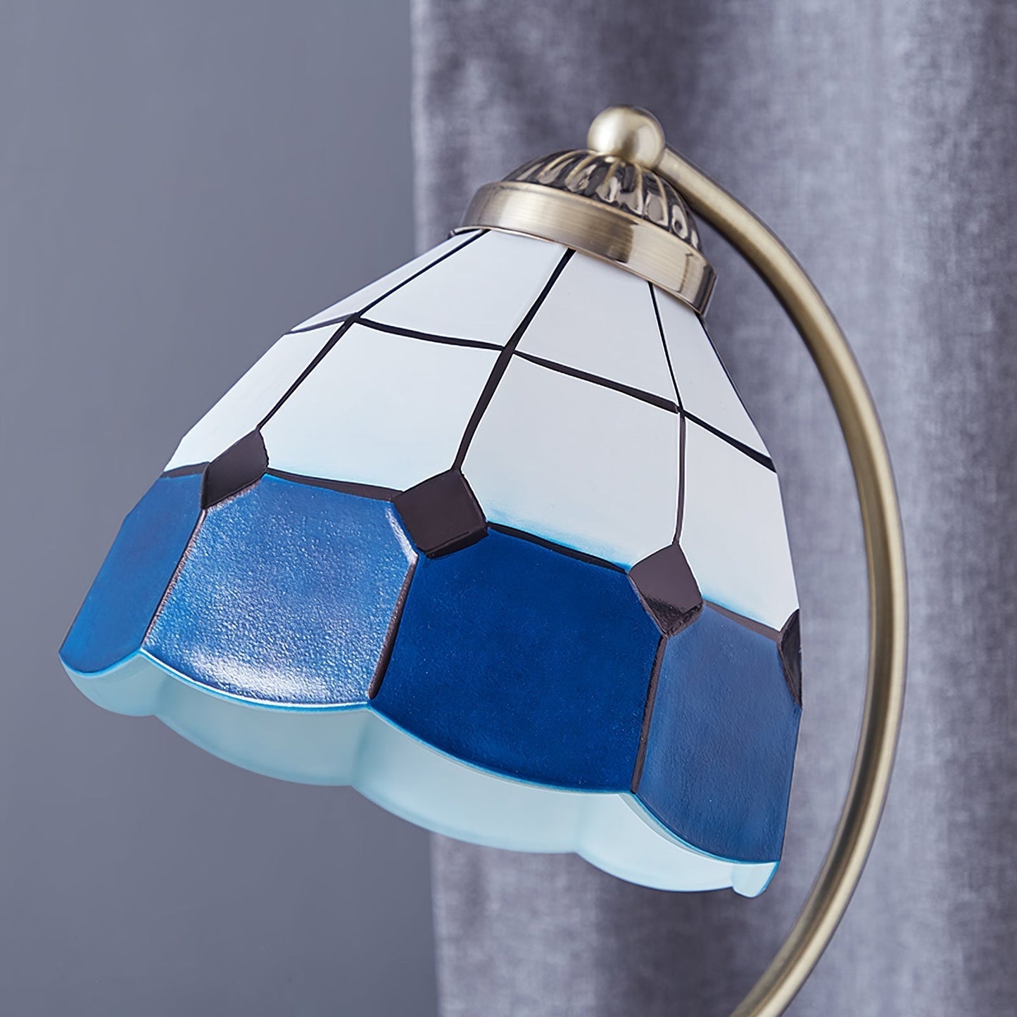 LuxePetal – Vit och blå glasblommig bordslampa i guld | Veska