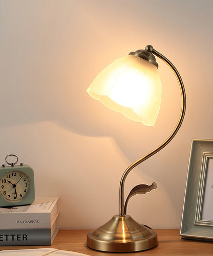 LuxePetal – Vit och blå glasblommig bordslampa i guld | Veska