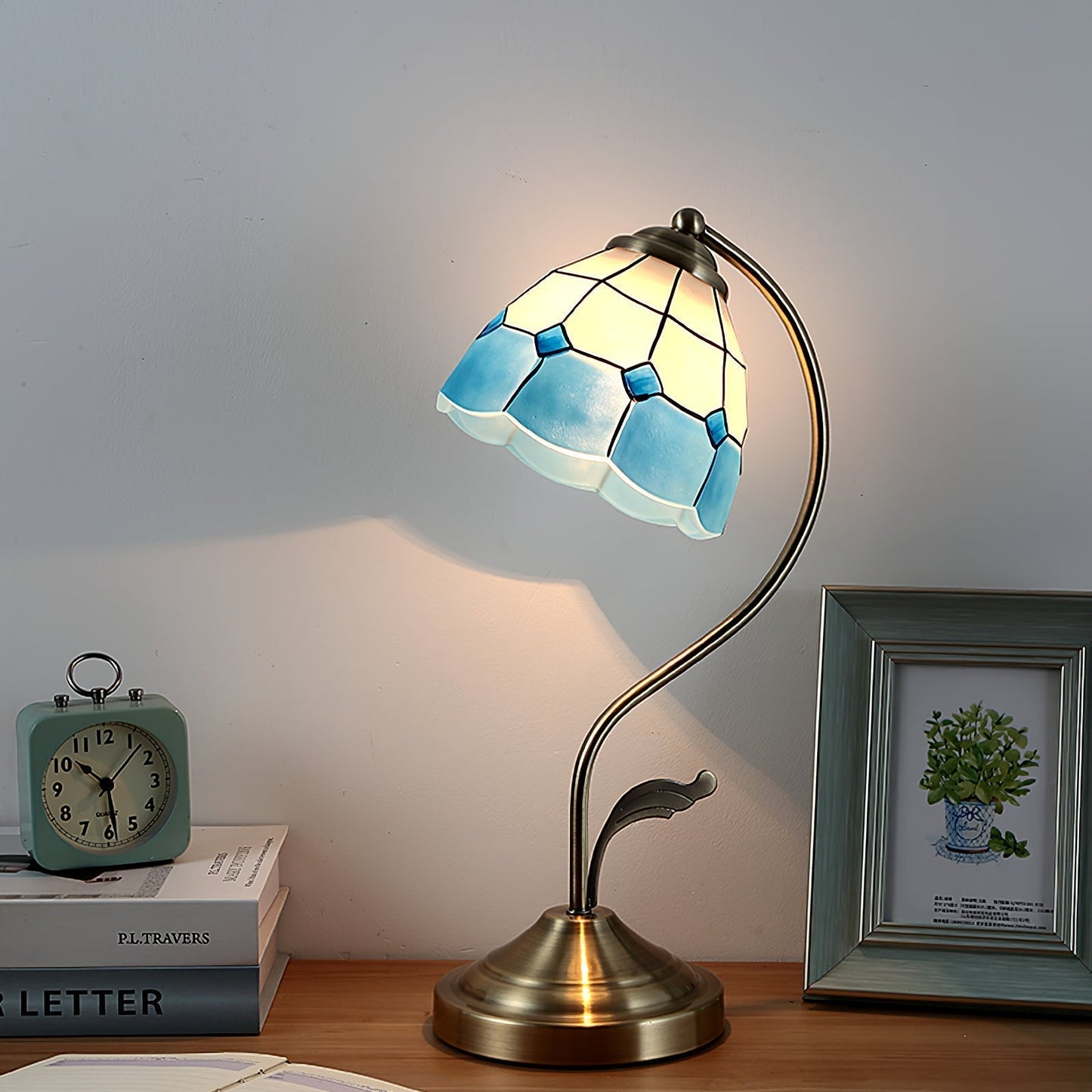 LuxePetal – Vit och blå glasblommig bordslampa i guld | Veska
