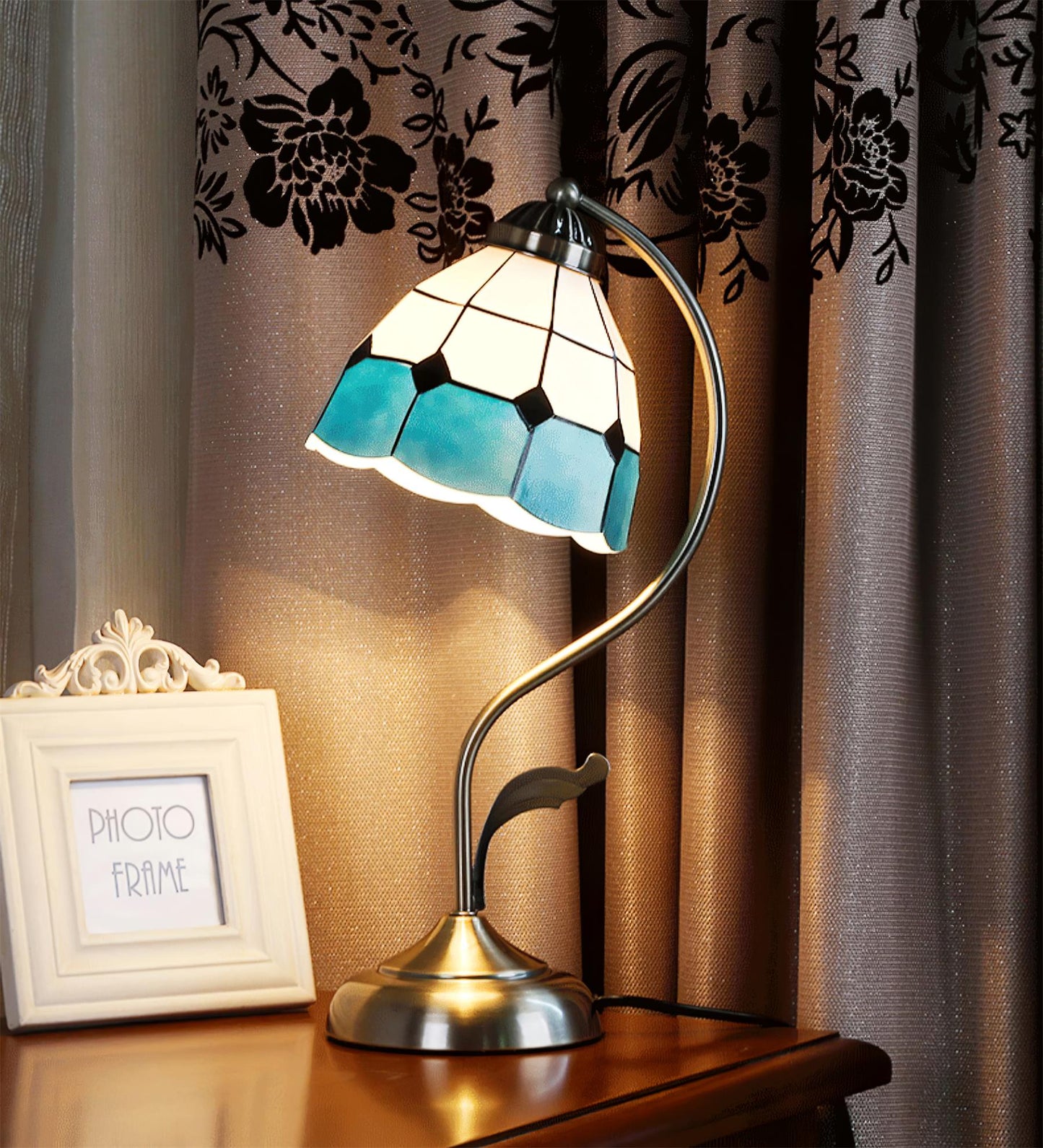 LuxePetal – Vit och blå glasblommig bordslampa i guld | Veska