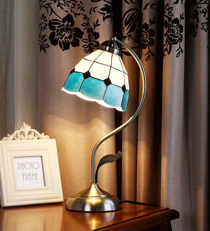LuxePetal – Vit och blå glasblommig bordslampa i guld | Veska