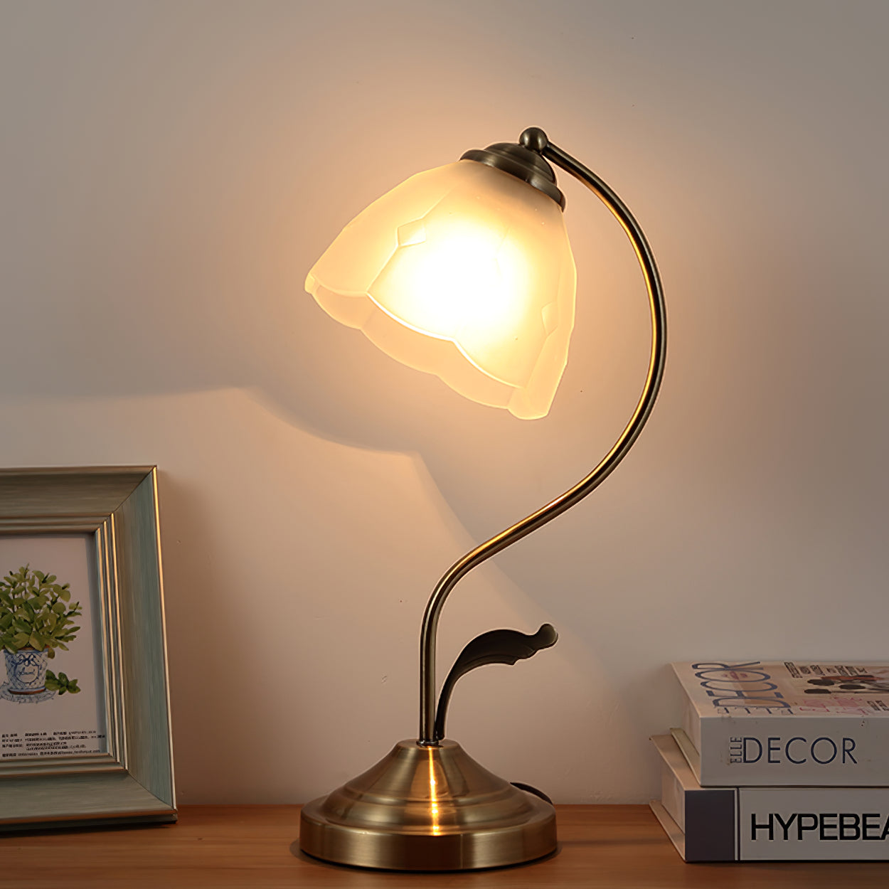 LuxePetal – Vit och blå glasblommig bordslampa i guld | Veska