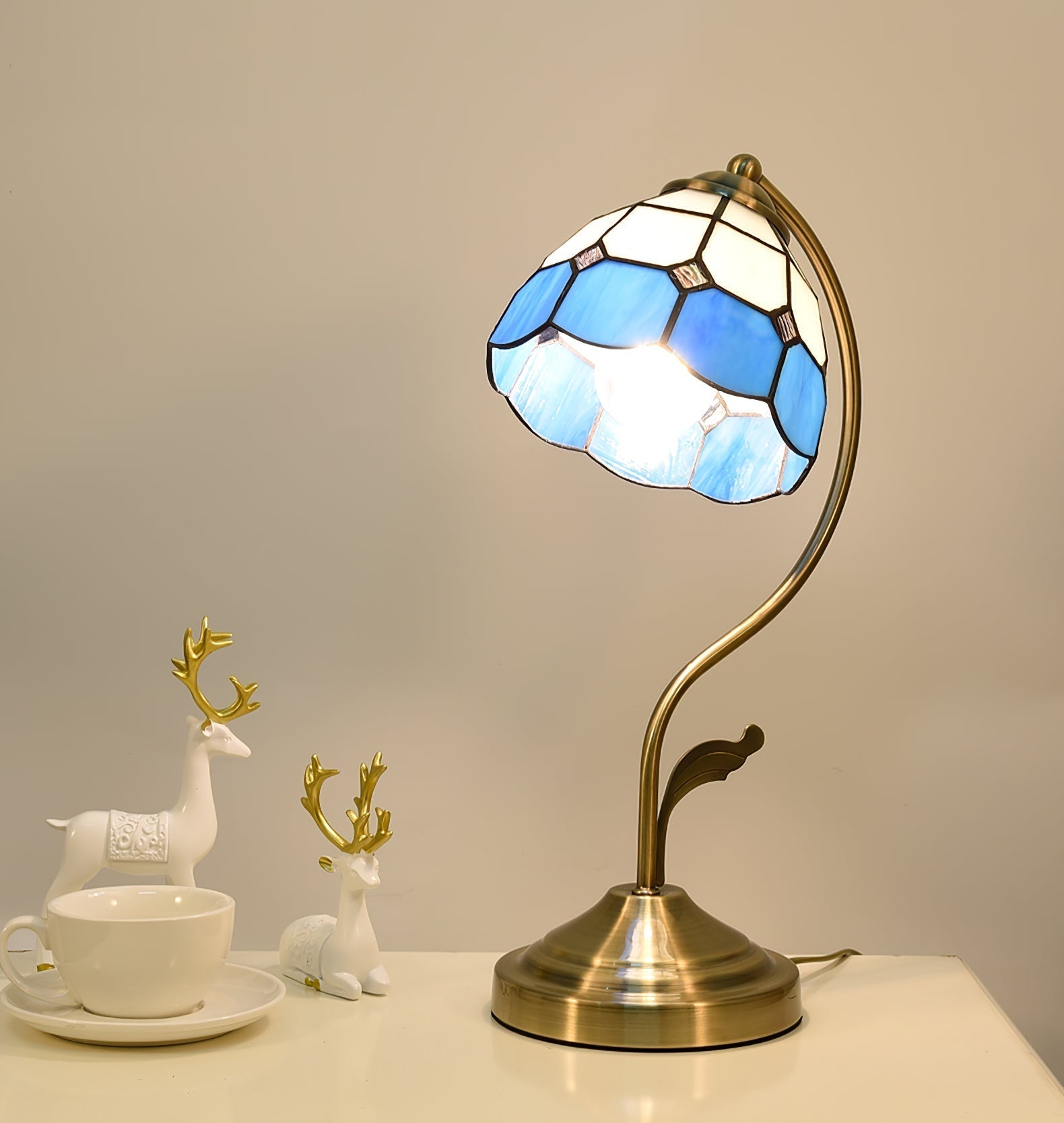 LuxePetal – Vit och blå glasblommig bordslampa i guld | Veska