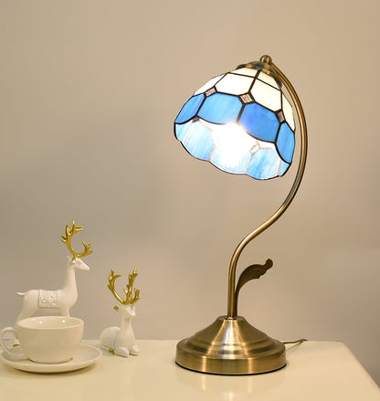 LuxePetal – Vit och blå glasblommig bordslampa i guld | Veska