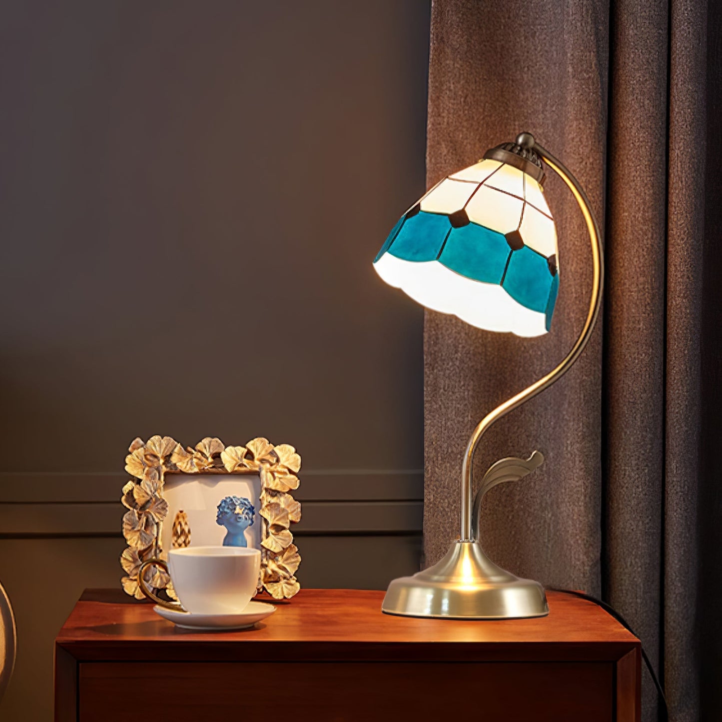 LuxePetal – Vit och blå glasblommig bordslampa i guld | Veska