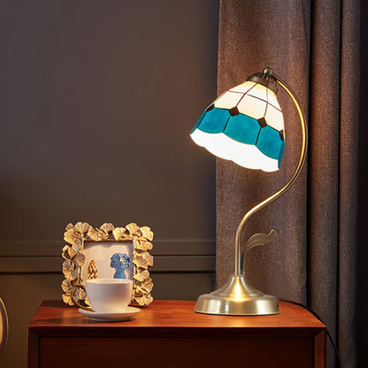 LuxePetal – Vit och blå glasblommig bordslampa i guld | Veska
