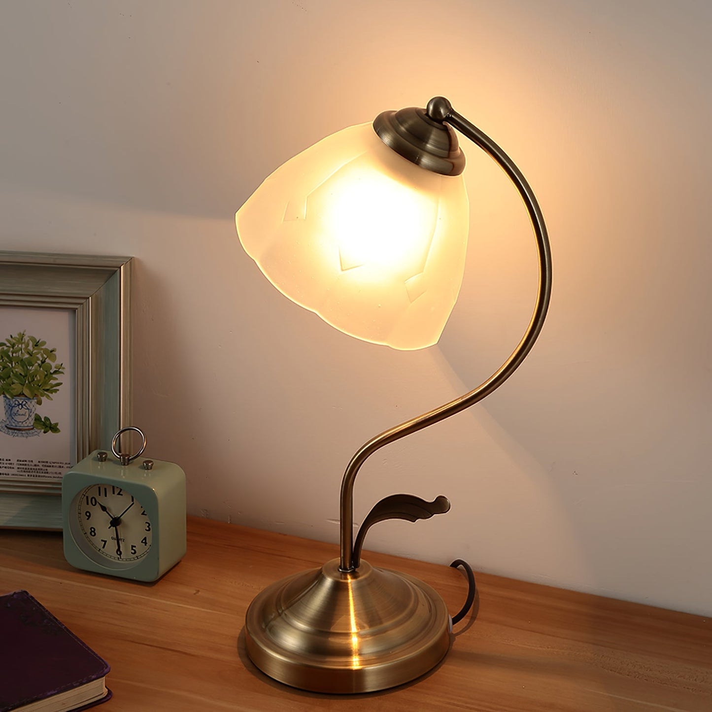 LuxePetal – Vit och blå glasblommig bordslampa i guld | Veska Guld och vitt