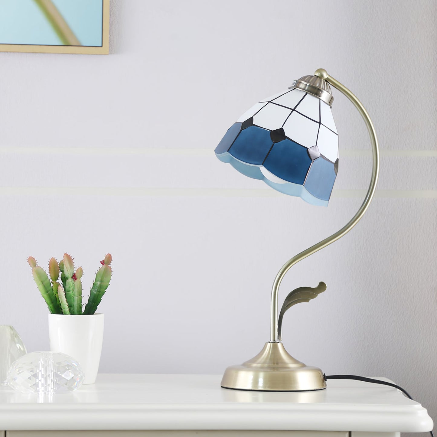 LuxePetal – Vit och blå glasblommig bordslampa i guld | Veska Guld & Vit & Blå