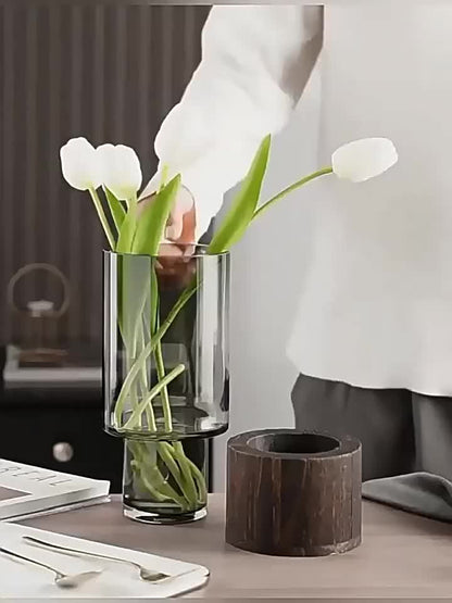 Lyxig glasvas med träbas Elegant och modern | Veska