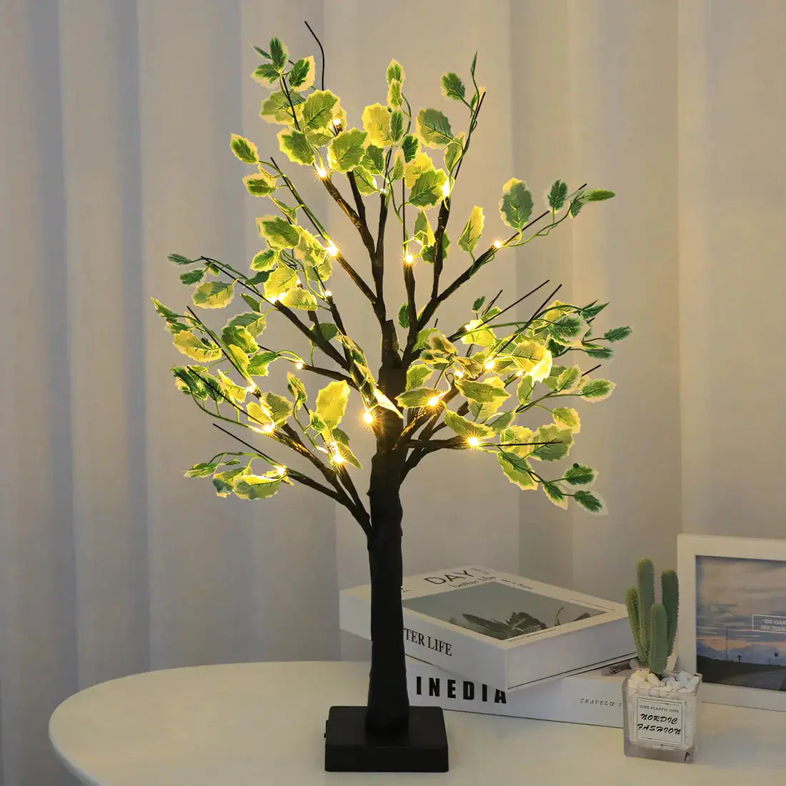 Magical BrightTree Bordslampa – Elegant Träd Design med Varm LED Ljus | Veska