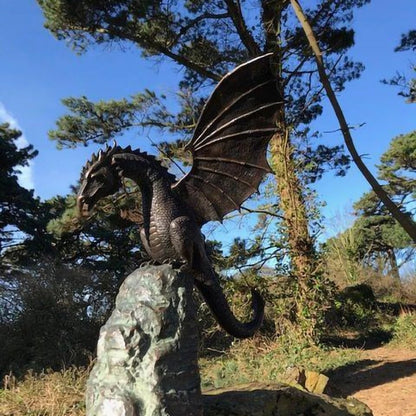 Majestätisk eldandande drakfontänskulptur | Veska