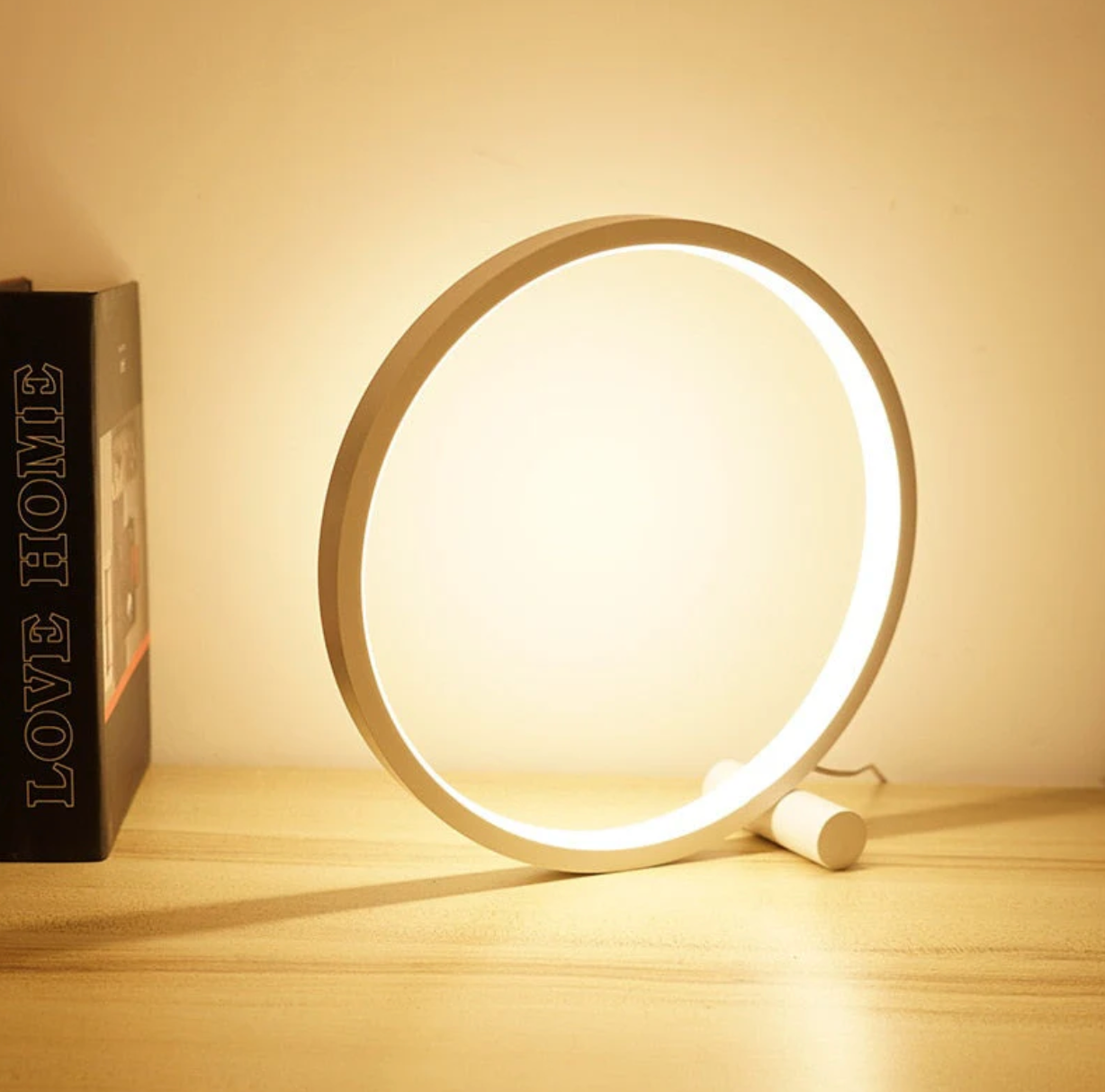 Minimalistisk bordslampa med touch- och dimmerfunktion | Veska Vit