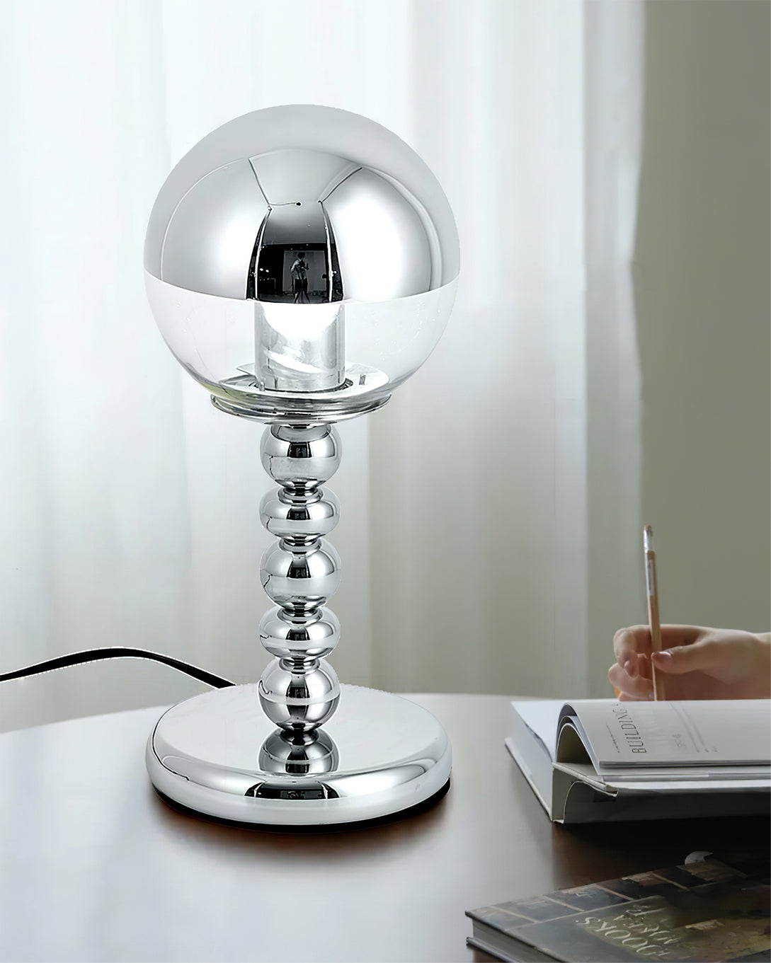 MirrorGlow – Minimalistisk Krom Bords Lampа | Veska