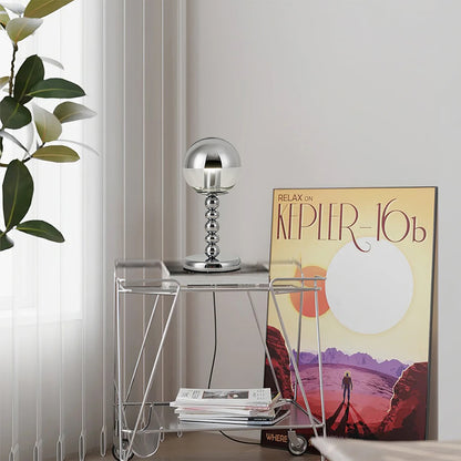 MirrorGlow – Minimalistisk Krom Bords Lampа | Veska