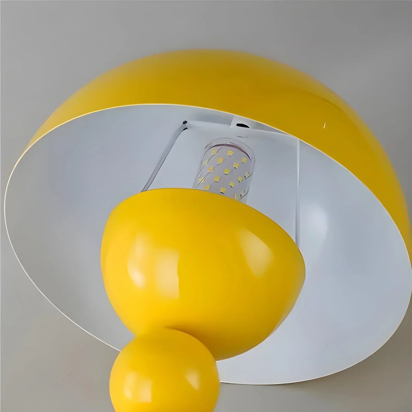 Modern Bordslampa i Skandinavisk Design med Guld Accenter | Veska
