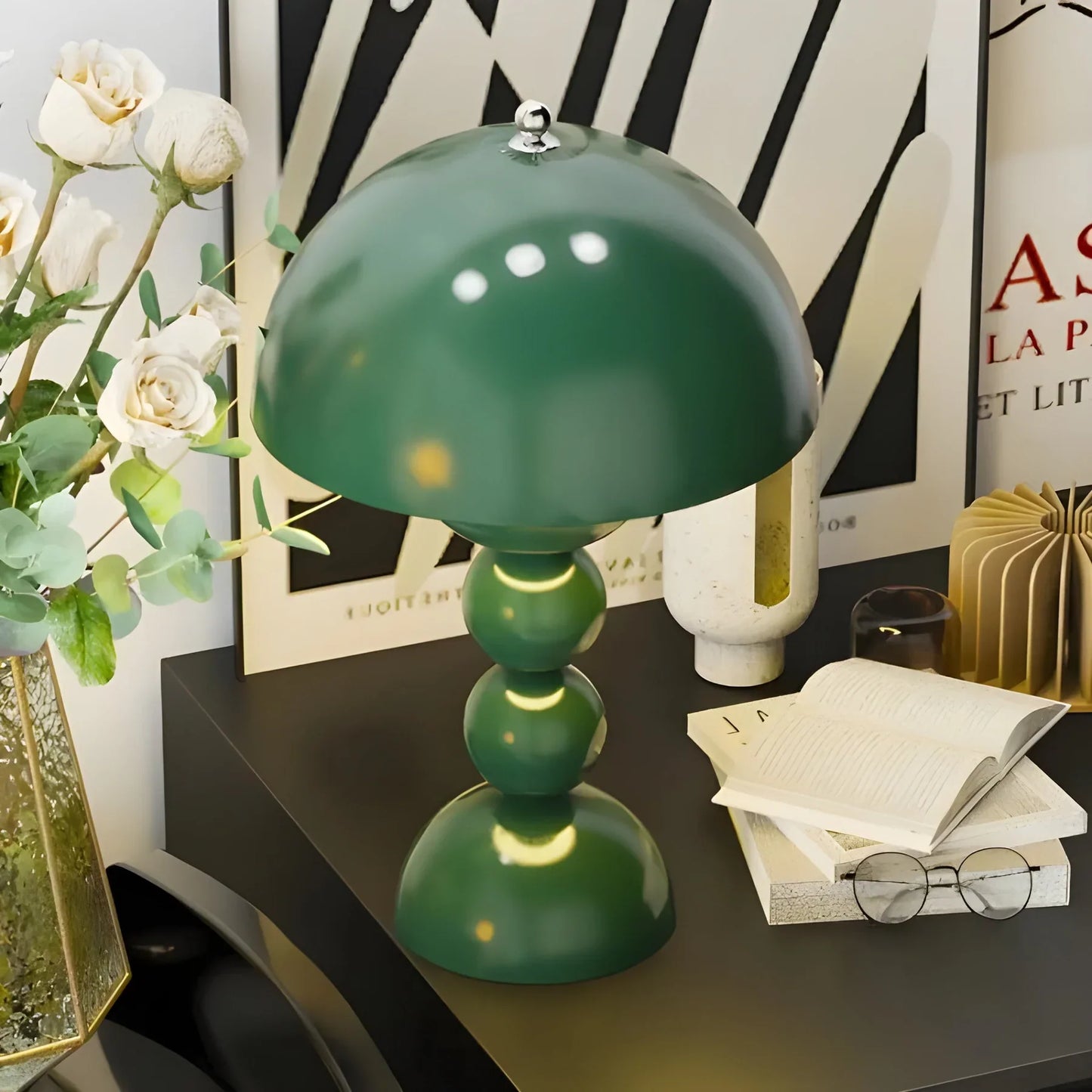 Modern Bordslampa i Skandinavisk Design med Guld Accenter | Veska