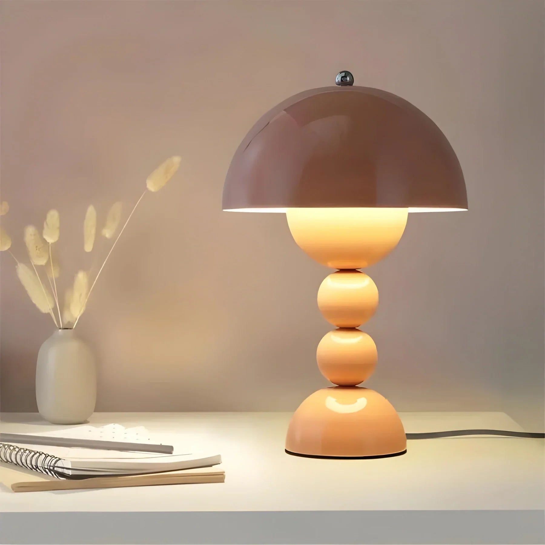 Modern Bordslampa i Skandinavisk Design med Guld Accenter | Veska