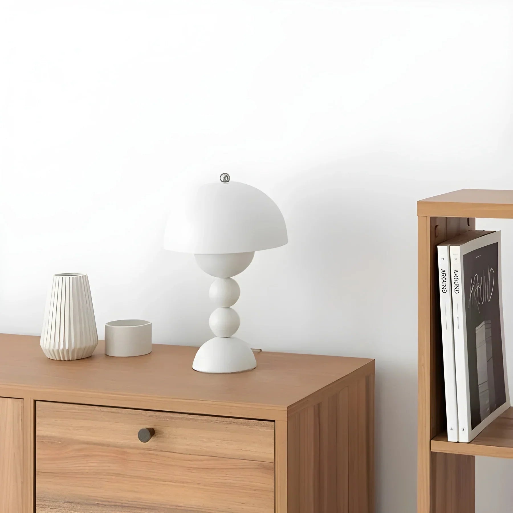 Modern Bordslampa i Skandinavisk Design med Guld Accenter | Veska
