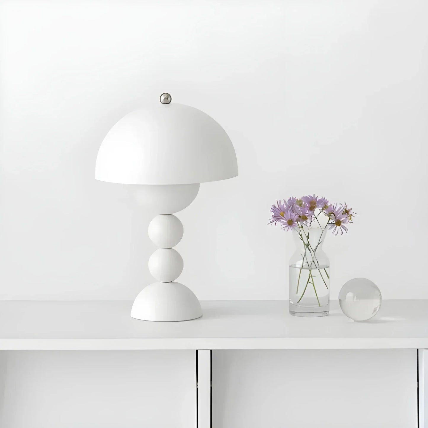 Modern Bordslampa i Skandinavisk Design med Guld Accenter | Veska