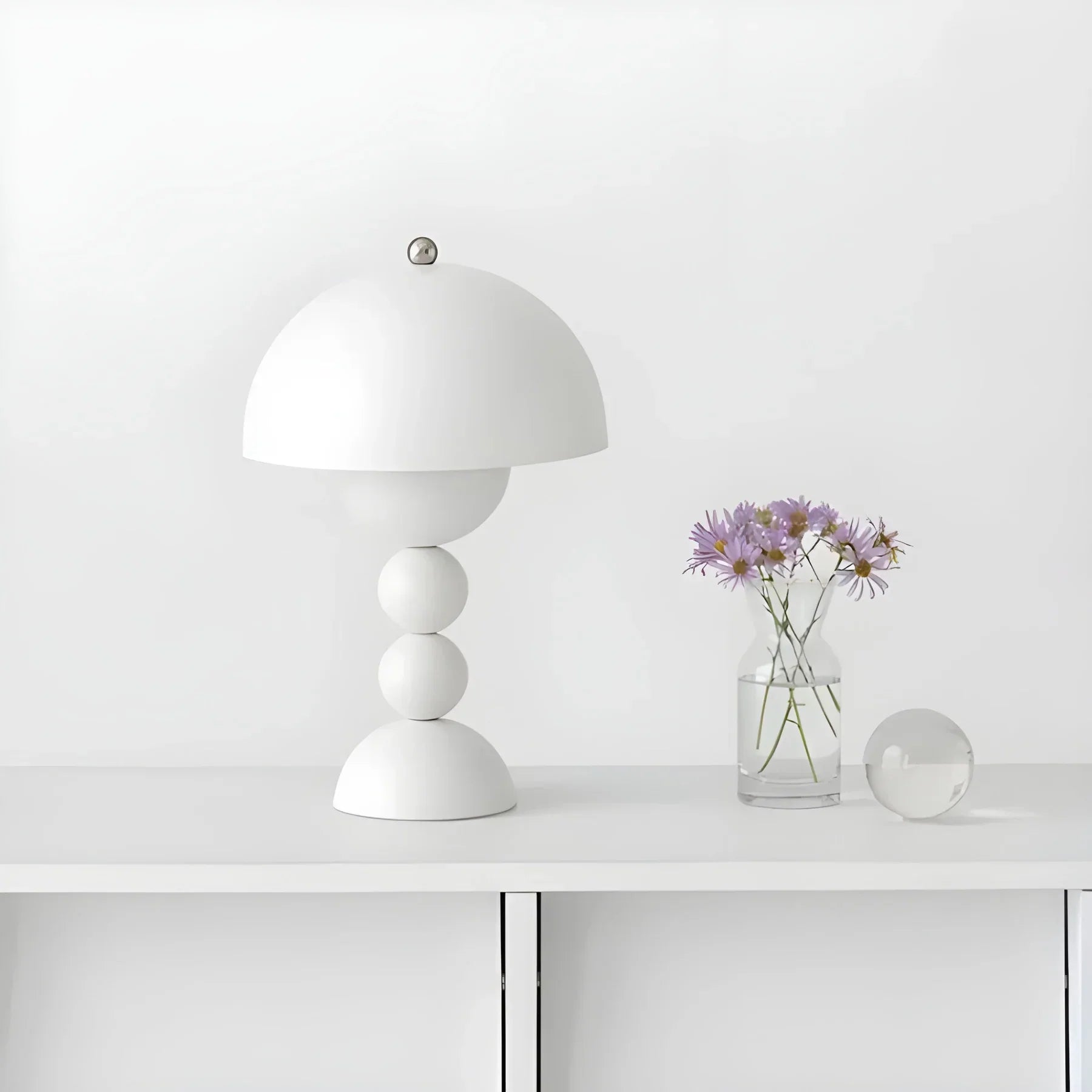 Modern Bordslampa i Skandinavisk Design med Guld Accenter | Veska