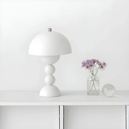 Modern Bordslampa i Skandinavisk Design med Guld Accenter | Veska