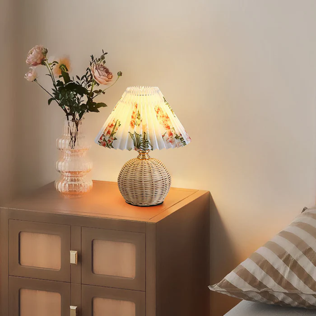 Modern Bordslampa med Vit Fållad Skärm | Veska Blomma