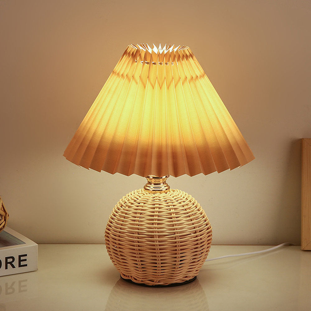 Modern Bordslampa med Vit Fållad Skärm | Veska Brun