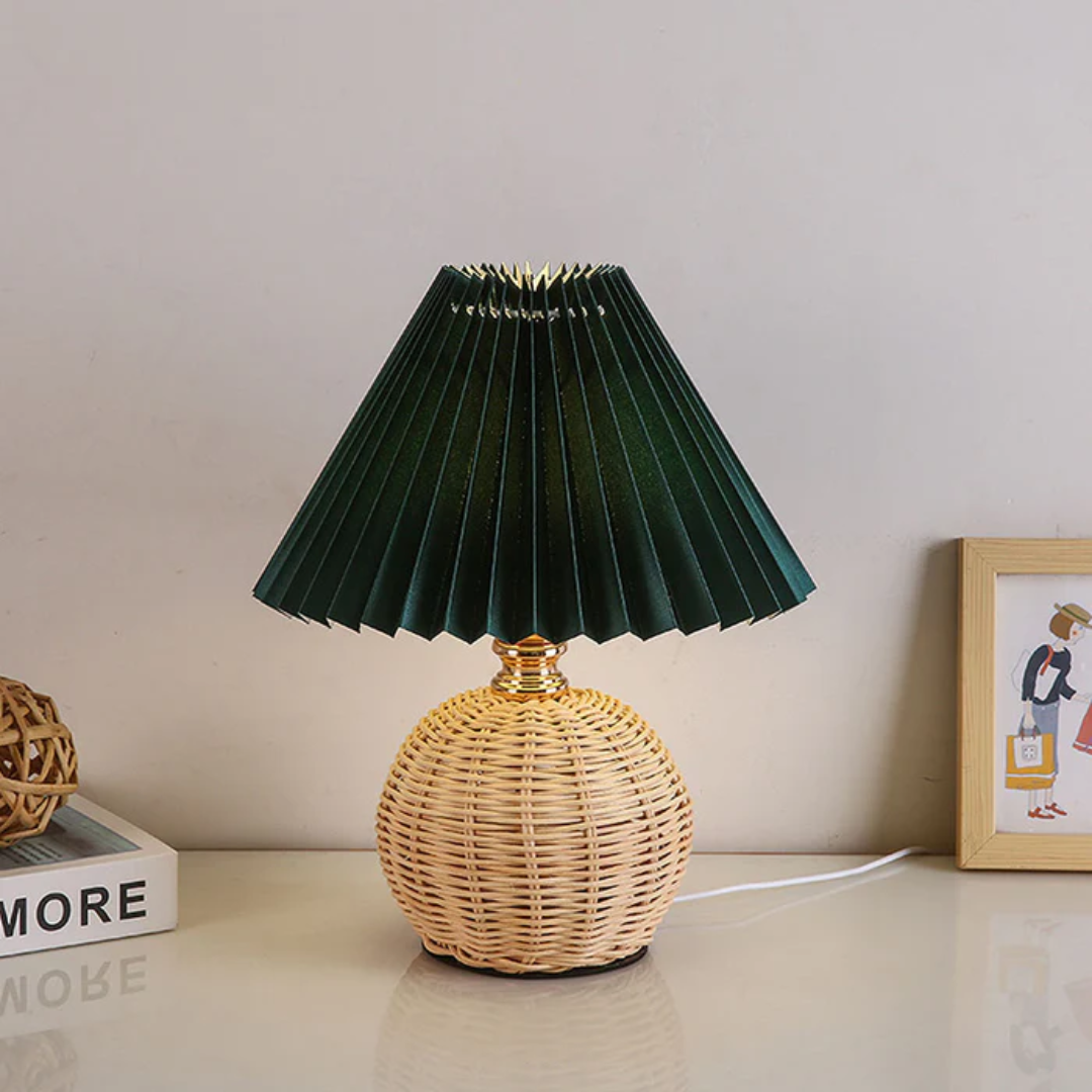Modern Bordslampa med Vit Fållad Skärm | Veska Grön