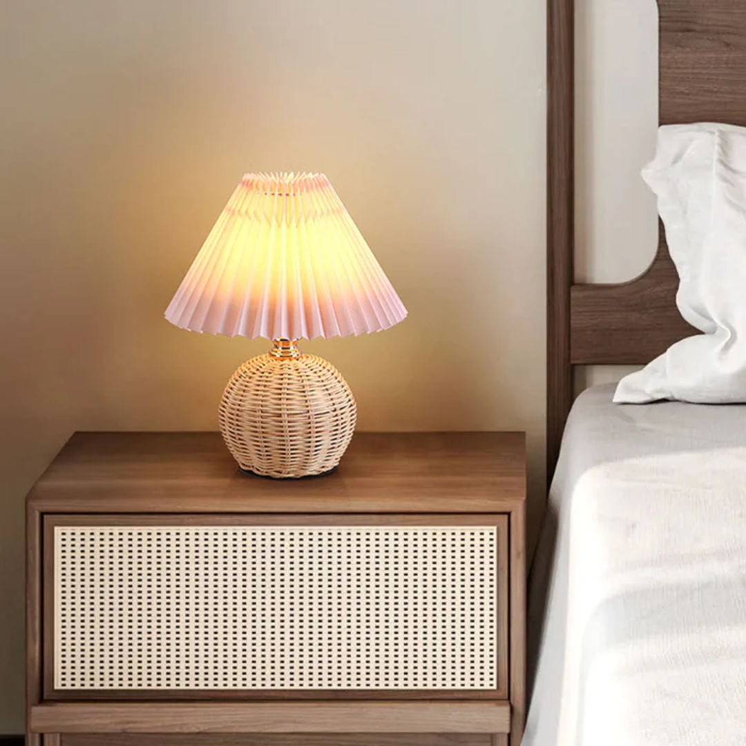 Modern Bordslampa med Vit Fållad Skärm | Veska Rosa