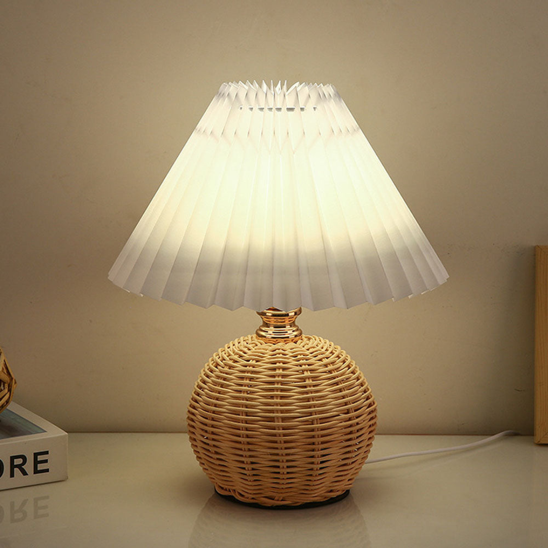 Modern Bordslampa med Vit Fållad Skärm | Veska Vit