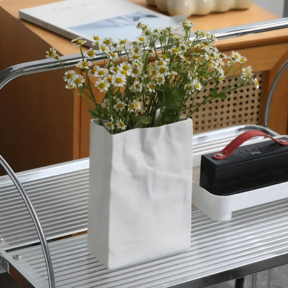 Modern keramisk vas i papperspåse-look Stilig dekoration för moderna bostadsutrymmen | Veska