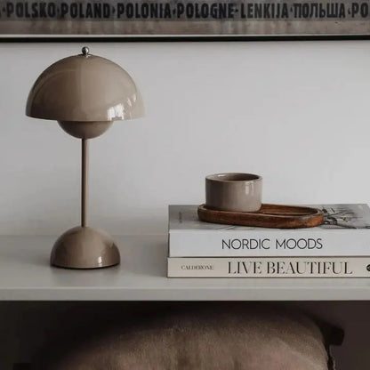 Modern LED Bordslampa – Trådlös och dimbar | Veska Beige