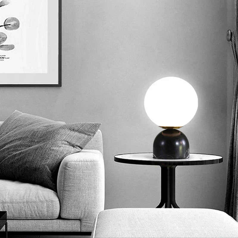 Modern marmor bordslampa med runt glas, elegant belysning för vardagsrum | Veska Svart