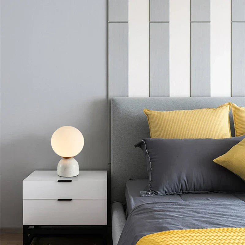 Modern marmor bordslampa med runt glas, elegant belysning för vardagsrum | Veska Vit