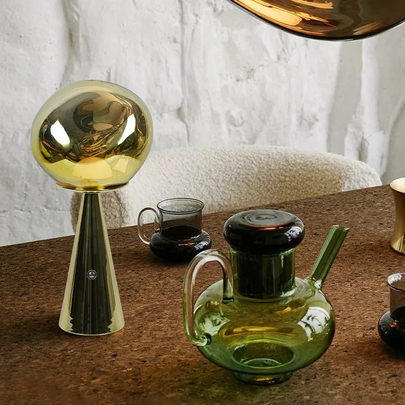 Modern Mini Bordslampa i Lava Design med LED-lampa - Dekorativ Lampa för Vardagsrum, Sovrum & Kontor | Veska Guld