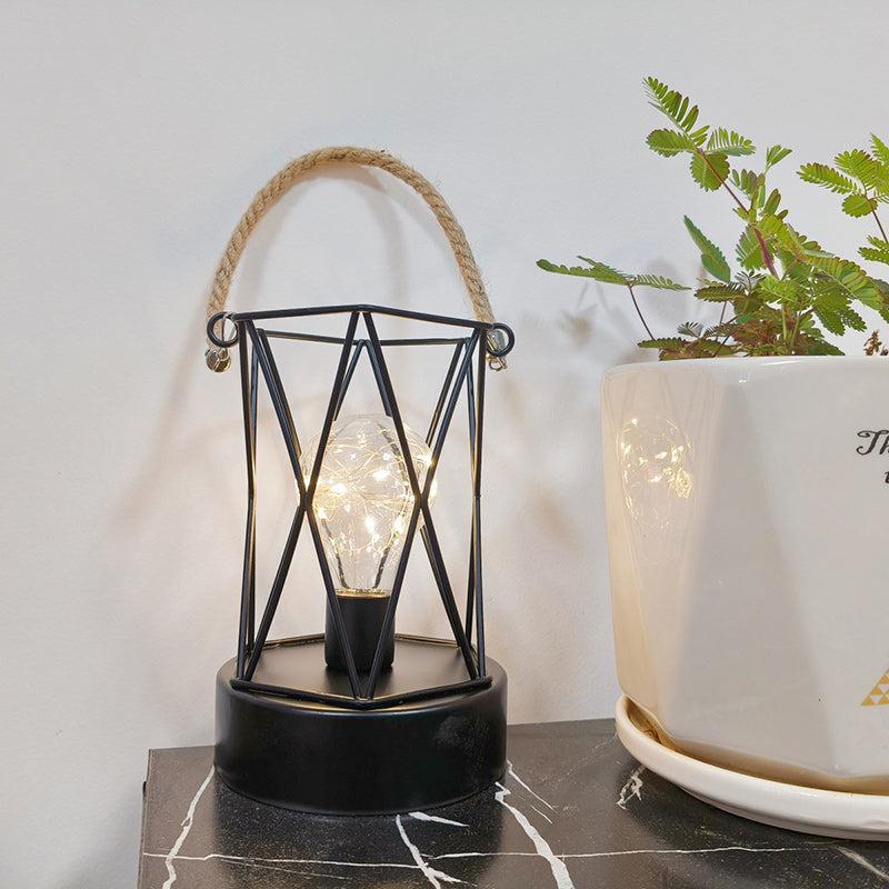 Modern minimalist vertikalrandig fyrkantig rund järn LED-bordslampa för vardagsrum | Veska Hexagonal Varmt ljus