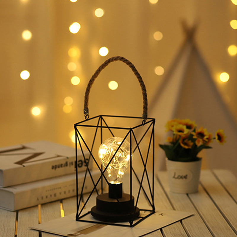 Modern minimalist vertikalrandig fyrkantig rund järn LED-bordslampa för vardagsrum | Veska Kvadrat Varmt ljus