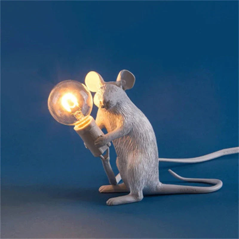 Night Rat Skrivbordslampa | Veska Vit B Sittande