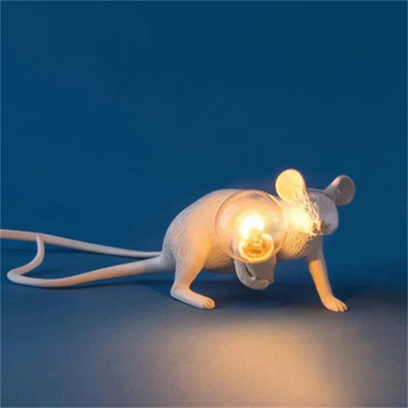 Night Rat Skrivbordslampa | Veska Vit C Sittande