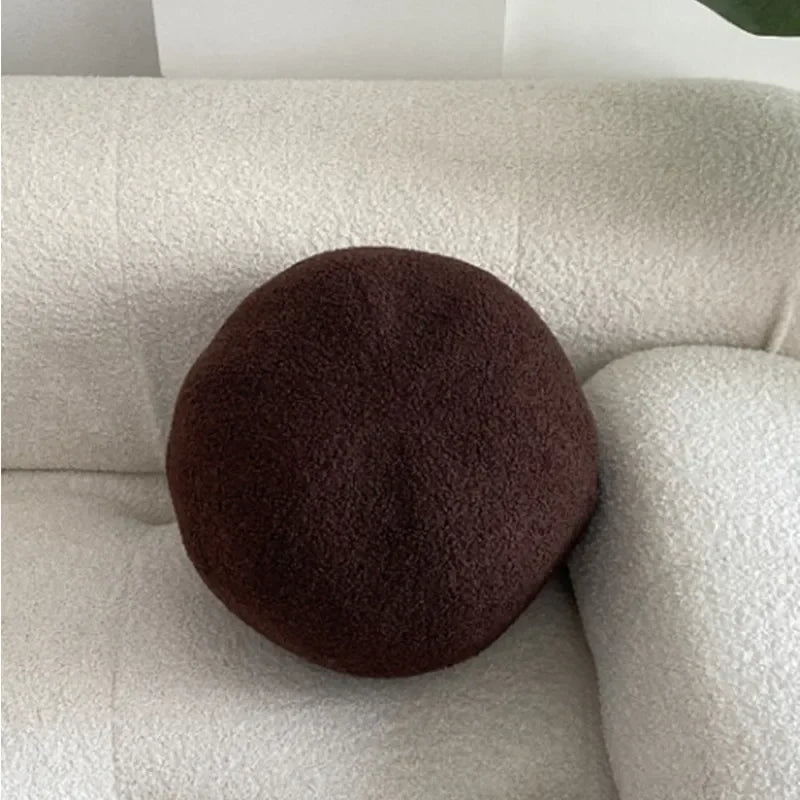 Nordisk Bouclé Abstrakt Kudde – Minimalistisk Plysch Kudde | Veska Ball choklad