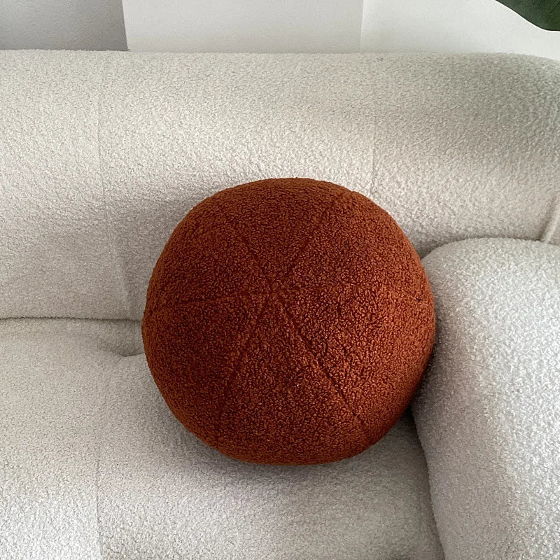 Nordisk Bouclé Abstrakt Kudde – Minimalistisk Plysch Kudde | Veska Ball karamell