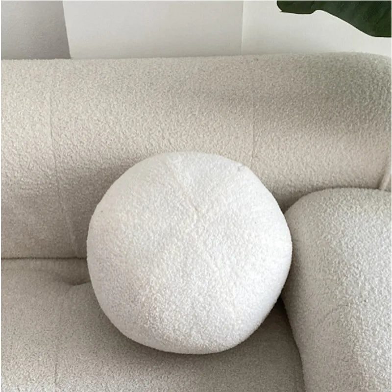Nordisk Bouclé Abstrakt Kudde – Minimalistisk Plysch Kudde | Veska Ball vit