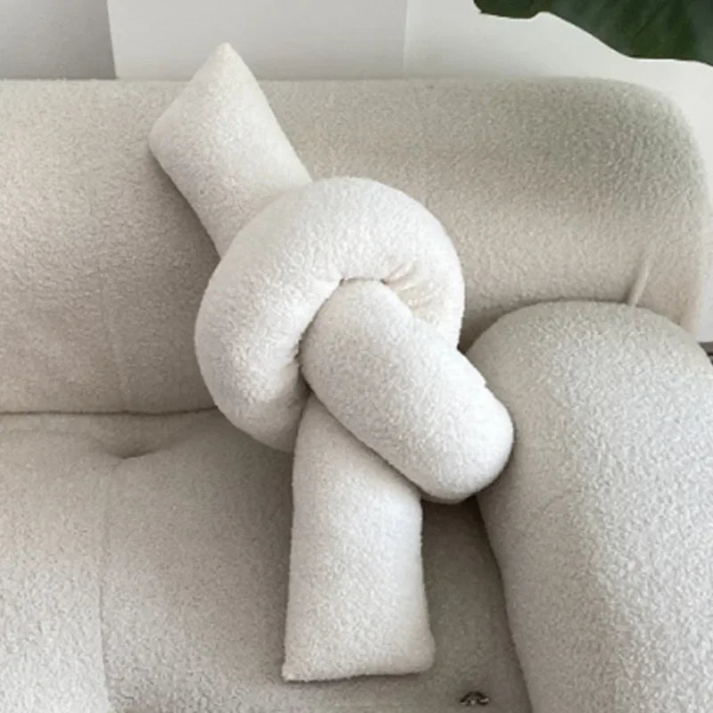 Nordisk Bouclé Abstrakt Kudde – Minimalistisk Plysch Kudde | Veska Bray knut vit