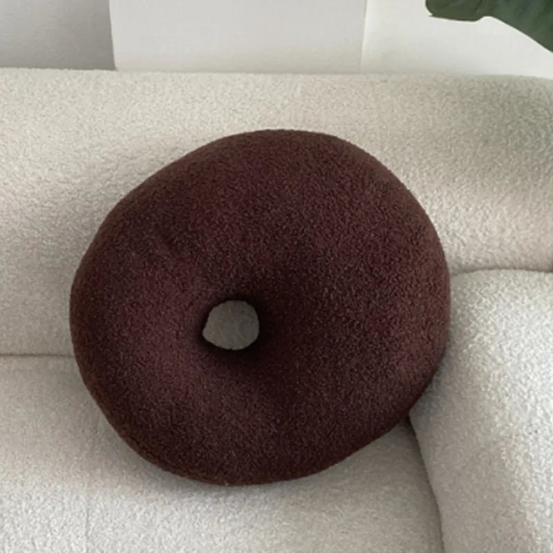 Nordisk Bouclé Abstrakt Kudde – Minimalistisk Plysch Kudde | Veska Donut choklad