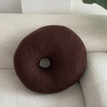 Nordisk Bouclé Abstrakt Kudde – Minimalistisk Plysch Kudde | Veska Donut choklad