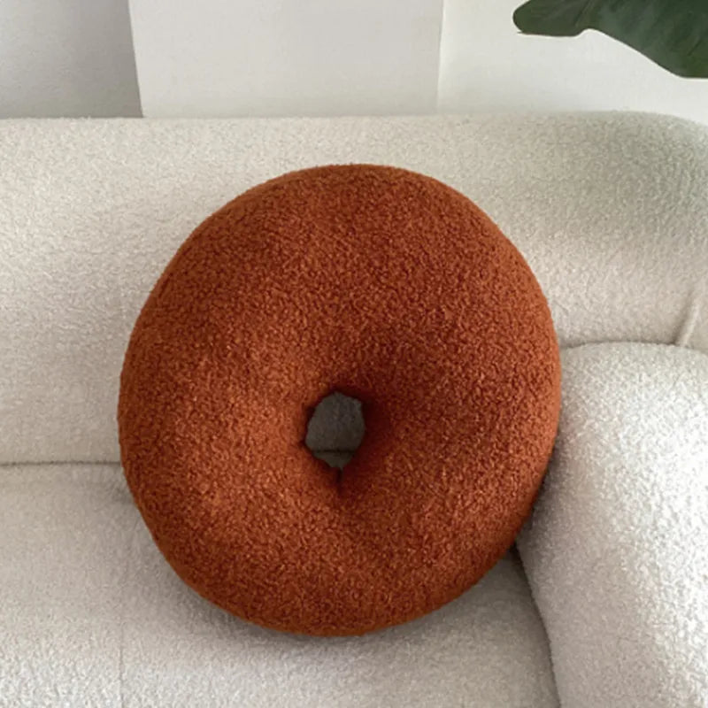 Nordisk Bouclé Abstrakt Kudde – Minimalistisk Plysch Kudde | Veska Donut karamell