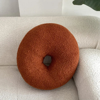 Nordisk Bouclé Abstrakt Kudde – Minimalistisk Plysch Kudde | Veska Donut karamell
