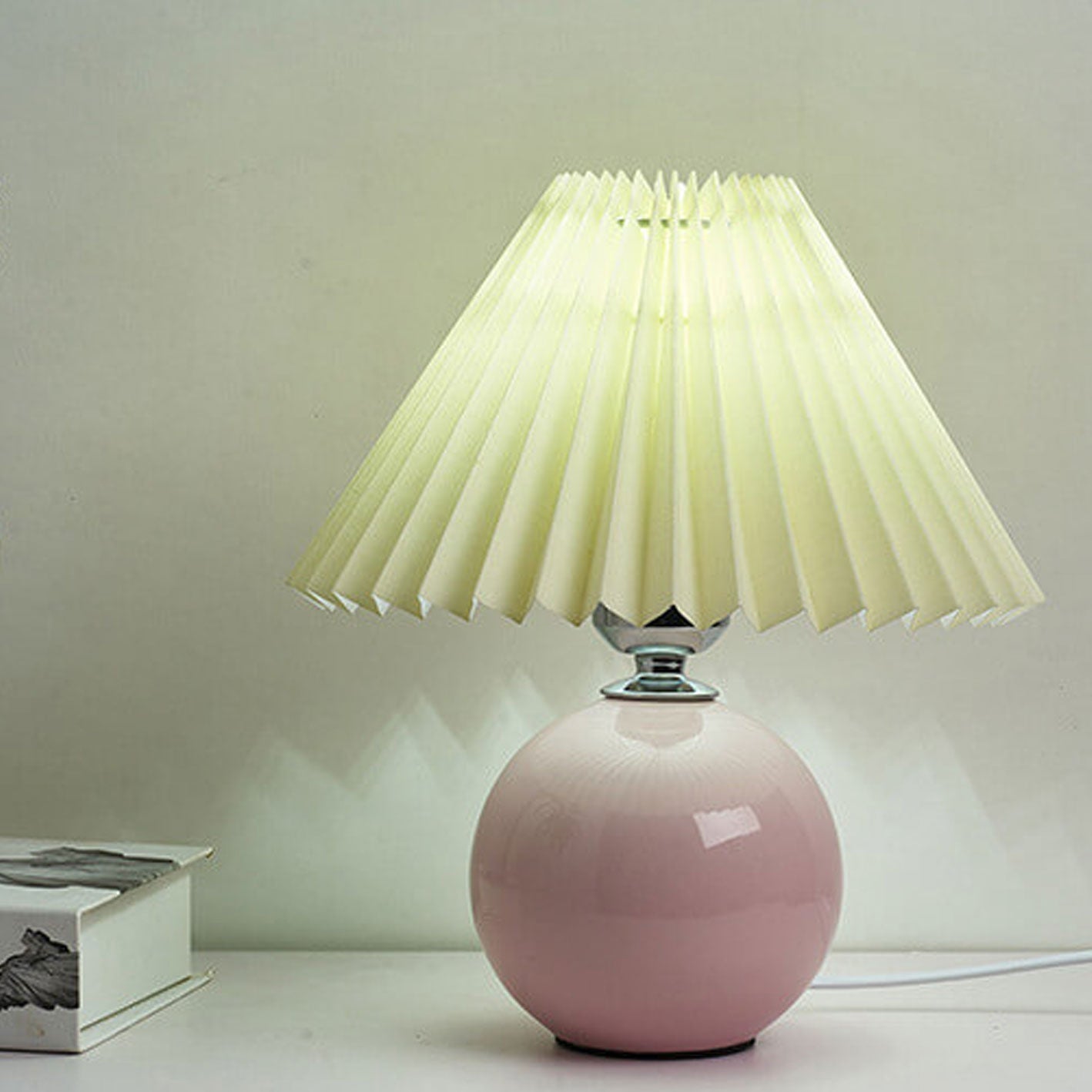 Nordisk minimalistisk 1-ljuskälla bordslampa gjord av keramik med veck | Veska