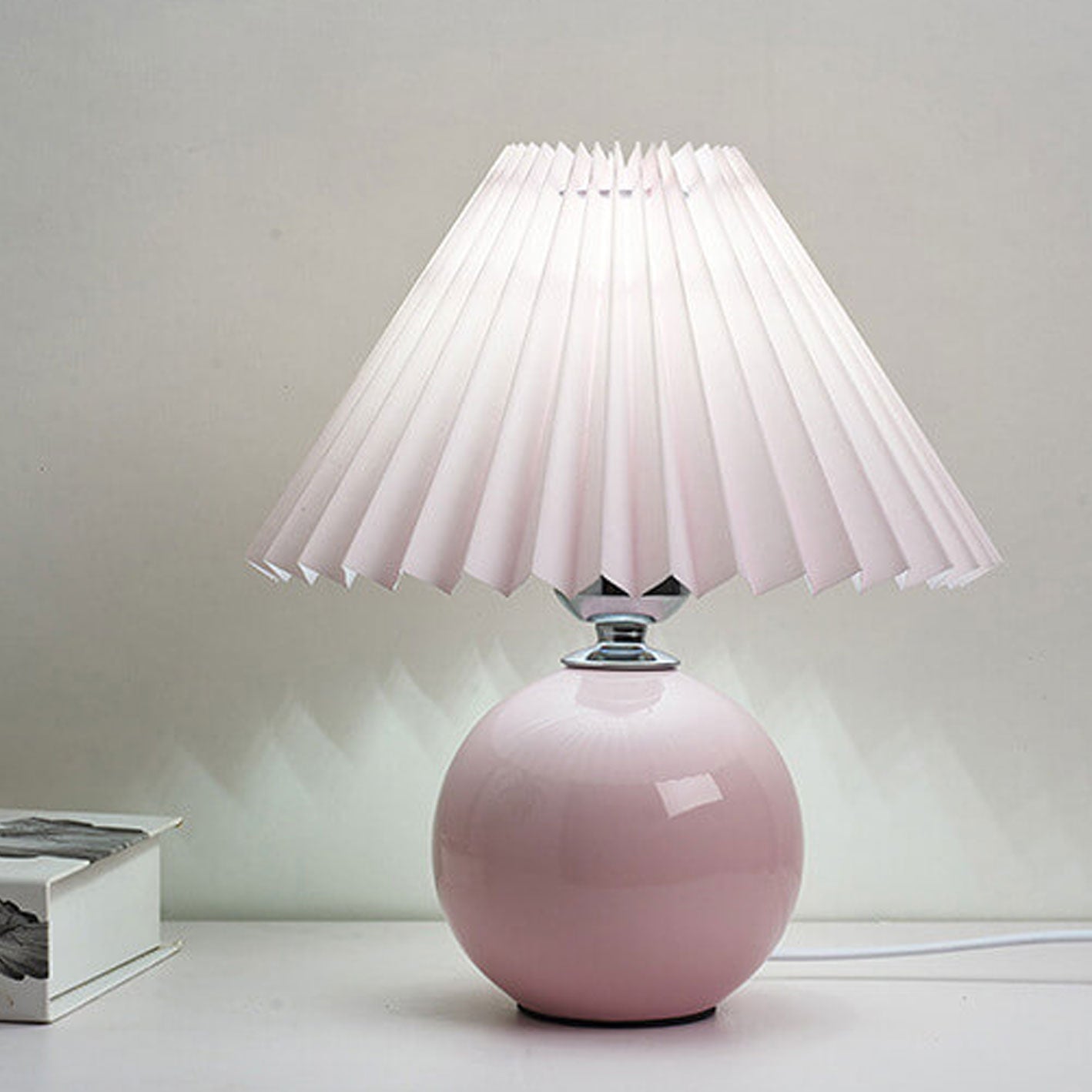 Nordisk minimalistisk 1-ljuskälla bordslampa gjord av keramik med veck | Veska