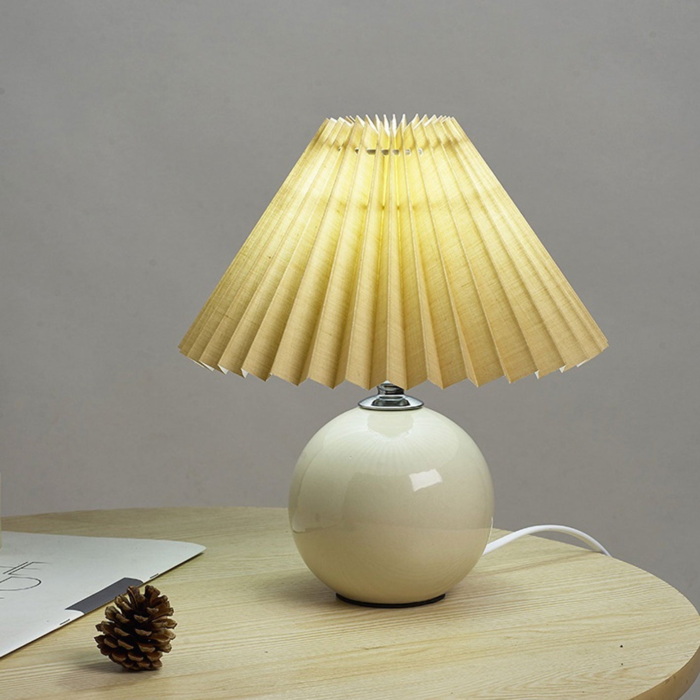 Nordisk minimalistisk 1-ljuskälla bordslampa gjord av keramik med veck | Veska